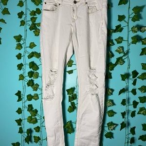 ❤️‍🔥3 / 30 ❤️‍🔥 Low Waisted White Ripped Jeans